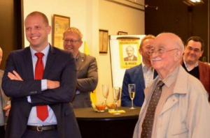 Théo Francken (N-VA), ministre belge de l'asile, et Bob Maes, nazi condamné pour collaboration à la libération, lors de l'anniversaire de ce dernier